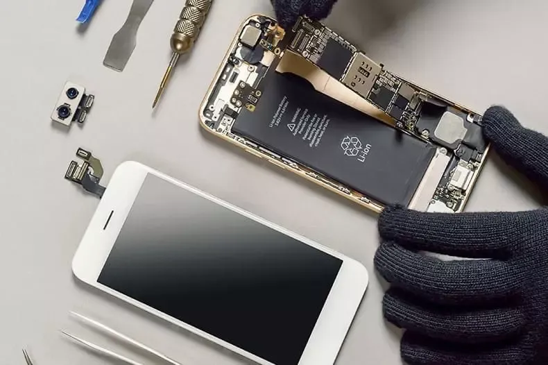 Zerlegtes Gerät mit Reparaturwerkzeug — smartmod, Frankfurt